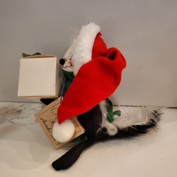 Annalee Skunk  Christmas Santa  With Gift 1992 With Tags Fuzzy Tail Collectible - Picture 5 of 10